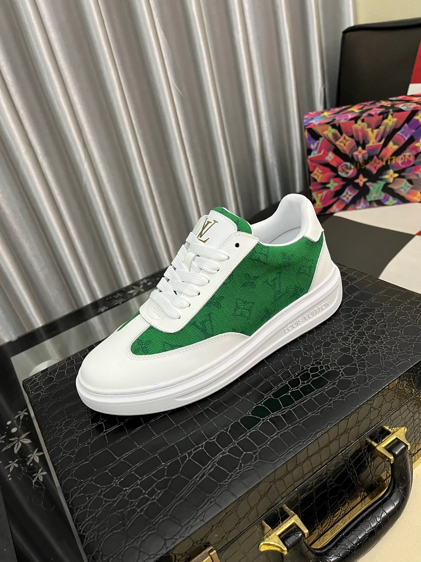 Men's shoes 💰540⌚️⌚️ Louis vuitton/LV Louis Vuitton 》Original quality.~ Unique modern style sneakers. 🏃A must-have casual shoe for trendy men😍😍 Original brand imported from Italy, imported original leather, sheep lining (refuses to discolor and grind feet) Sole: Original sole provided by the original factory, French lazy style design ⚠️Fit to the feet, original quality, super comfortable original sole. Code number: 38-445️⃣Colors available